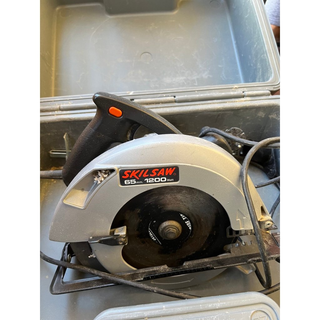 Scie circulaire de la marque SKILSAW - Coloris gris et noir