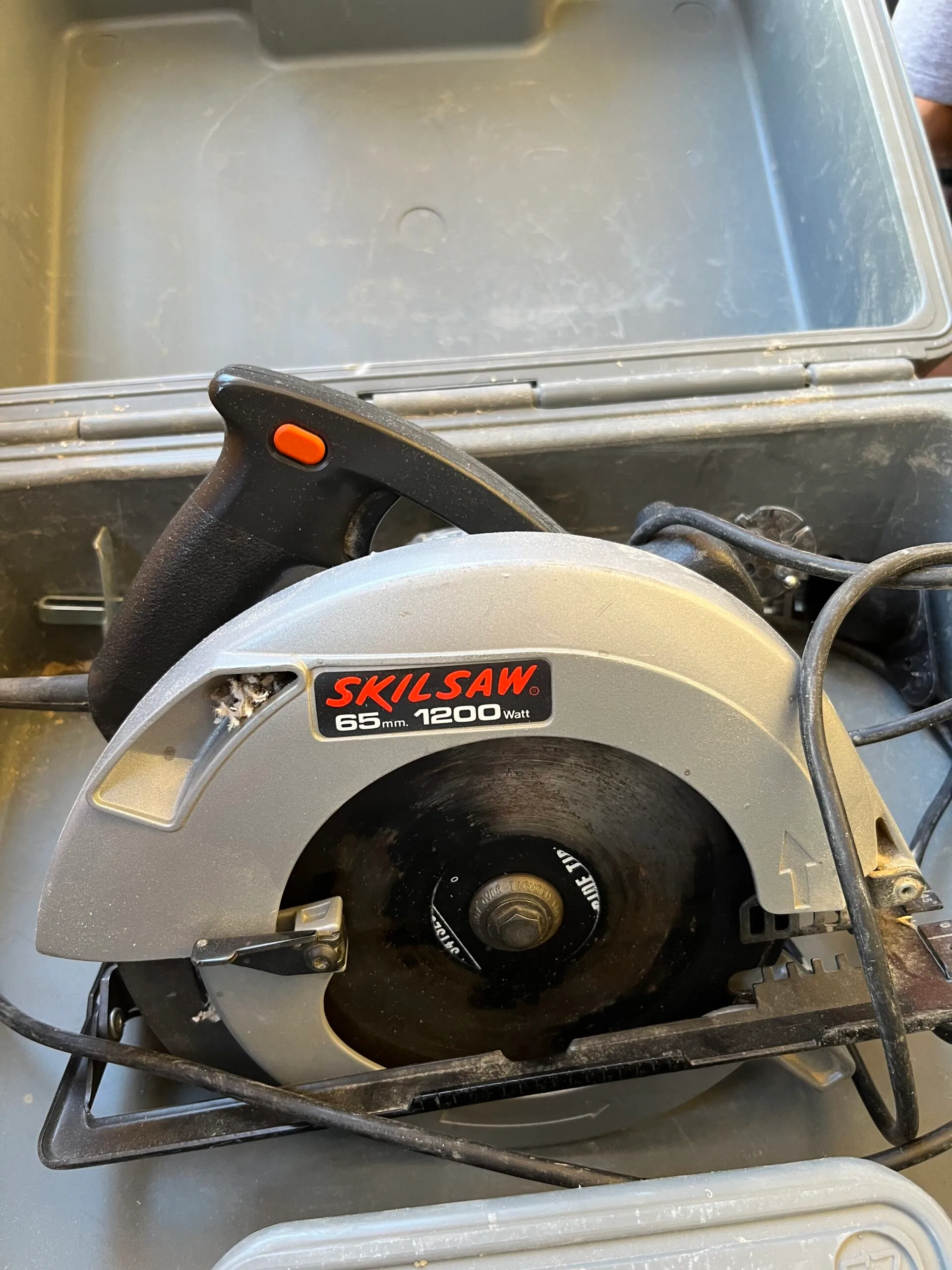 Scie circulaire de la marque SKILSAW - Coloris gris et noir